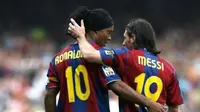 Ronaldinho (kiri) dan Lionel Messi, saat membela Barcelona. Foto ini diunggah Ronaldinho ke Instagram miliknya saat Messi sukses memecahkan rekor gol La Liga pada 11 November 2014. (Instagram ronaldinhooficial)