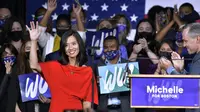 Michelle Wu calon wali kota keturunan Asia berbicara kepada para pendukung di pesta malam pemilihannya, di Boston, Amerika Serikat, 2 November 2021. (Foto: AP)