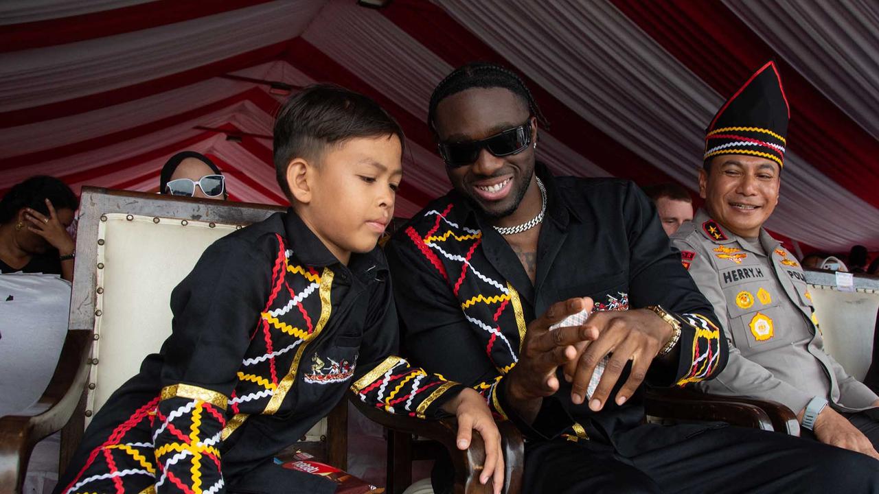 FOTO: Momen Akrab Dhika Bocah Penari Pacu Jalur Viral Digendong Rapper Amerika