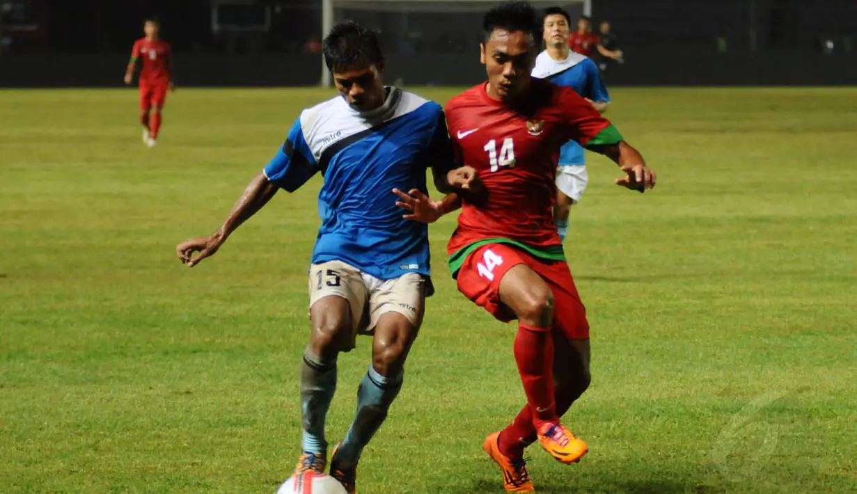 Pemain Timnas Indonesia, Dedi Hartono, mendapat kawalan ketat Thien Than Win, saat berlaga di Stadion GBK Jakarta, (11/5/2014). (Liputan6.com/Helmi Fithriansyah) 