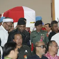 Jenazah BJ Habibie keluar dari RSPAD. (Bambang E Ros/Fimela.com)