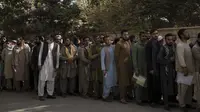Orang-orang berbaris di luar kantor pembuatan paspor pemerintah yang baru-baru ini dibuka kembali di Kabul, Afghanistan, Rabu (6/10/2021). Mereka mengantre setelah Taliban mengumumkan akan mengeluarkan paspor yang disetujui oleh pemerintahan sebelumnya. (AP Photo/Felipe Dana)