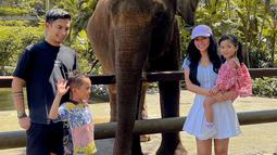 Rachel Vennya dan Okin terlihat akur bersama kedua anak mereka, Xabiru dan Chava. Banyak netizen yang nostalgia dengan pernikahan mereka. Bahkan netizen juga blak-blakan mengutarakan permohonan agar keduanya bisa balikan di masa depan nanti demi anak-anak mereka.(Liputan6.com/IG/@rachelvennya)