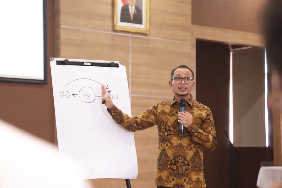 M. Hanif Dhakiri mendorong supaya tenaga kerja Indonesia memiliki akses yang lebih baik untuk meningkatkan kompetensi.