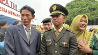 Wagiyantoro tak mampu menyembunyikan rasa harunya saat berdiri di halaman Istana Merdeka, Jakarta, Rabu (22/7/2026). Di hadapannya, sang putra, Letnan Dua (Letda) Rizky Fadly, resmi dilantik Presiden Prabowo Subianto sebagai perwira remaja TNI setelah menyelesaikan pendidikan di Akademi Militer (Akmil). (Liputan6.com/Lizsa Egeham)