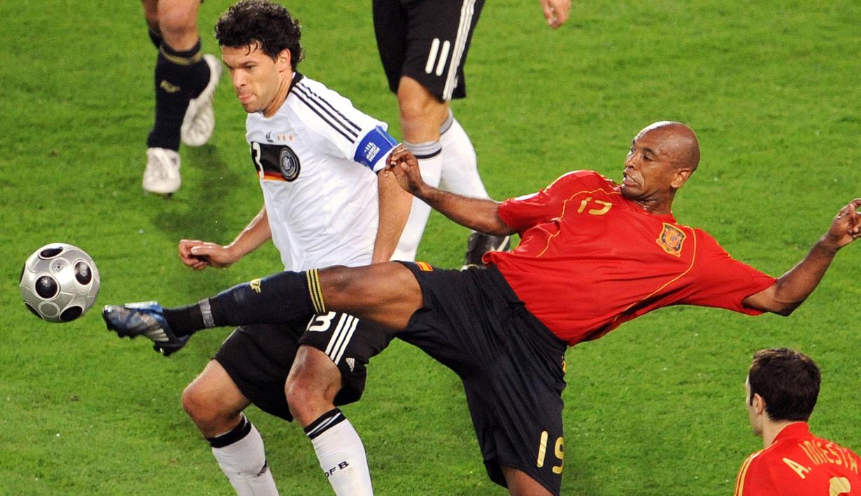 Marcos Senna. Ia memutuskan pindah kewarganegaraan menjadi Spanyol pada tahun 2006 setelah sebelumnya bergabung dengan Villarreal pada 2002/2003. Trofi Piala Eropa diraihnya pada Euro 2008 setelah Spanyol menang 1-0 atas Jerman di partai final, 29 Juni 2008. (Foto: AFP/Mladen Antonov)