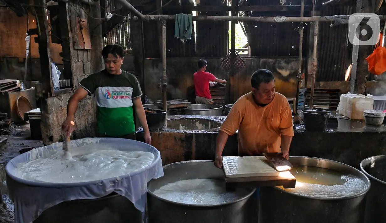 Kementerian Koperasi dan Usaha Kecil Menengah (Kemenkop dan UKM), hingga 21 April 2025, mencatat penyaluran Kredit Usaha Rakyat (KUR) telah menyentuh angka Rp76,49 triliun setara dengan 25,49 persen dari target nasional tahun 2025. (Liputan6.com/Angga Yuniar)