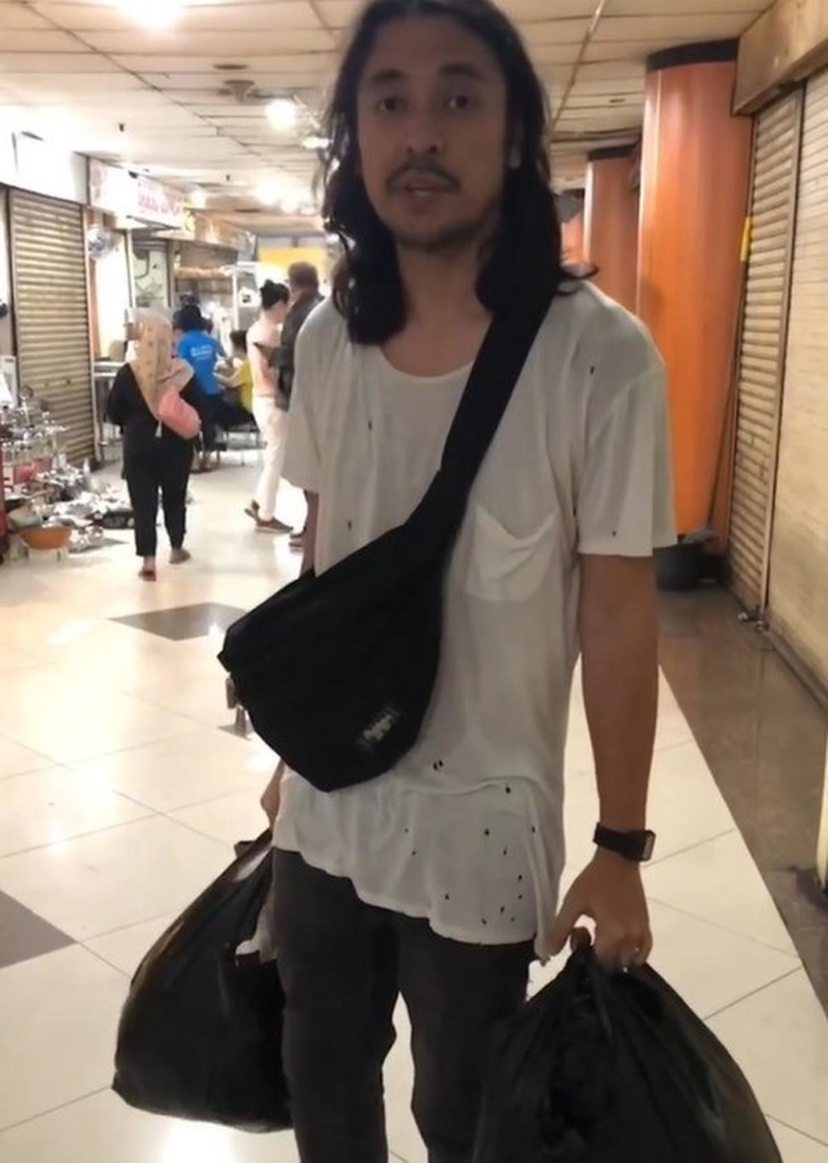 Potret Ello Vokalis Band Dewa 19 Thrifting di Pasar Baru Pakai Kaos Oblong Bolong-Bolong, Tetap Ganteng Meski Tampil Lusuh