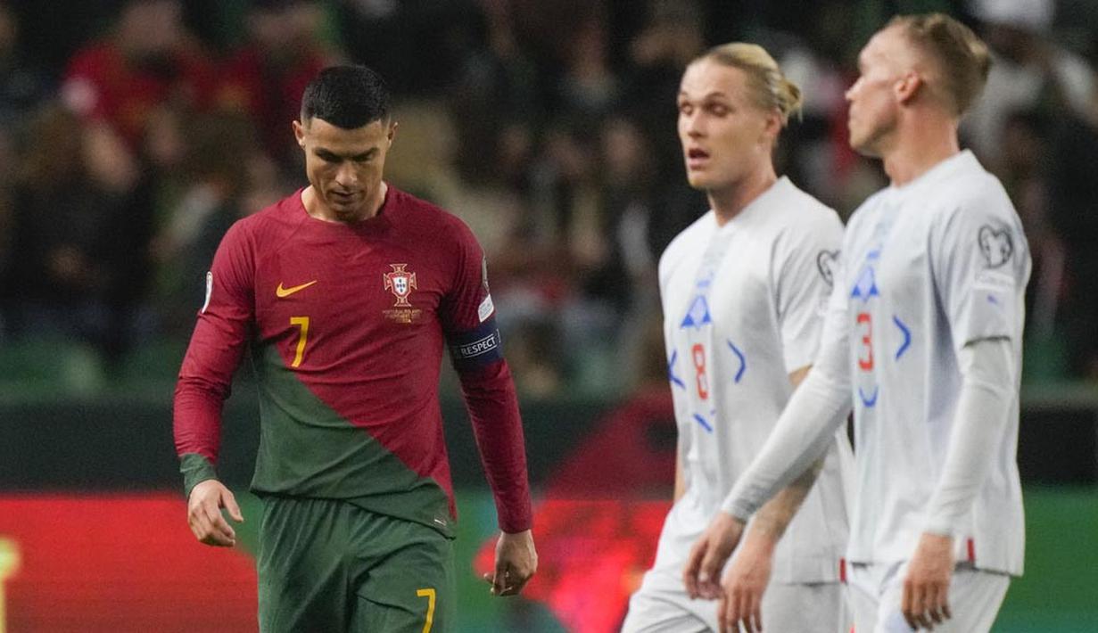 Pemain Portugal, Cristiano Ronaldo, tertunduk lesu setelah gagal mencetak gol ke gawang Islandia pada Kualifikasi Euro 2024 di Stadion Alvalade, Senin (20/11/2023). (AP Photo/Armando Franca)