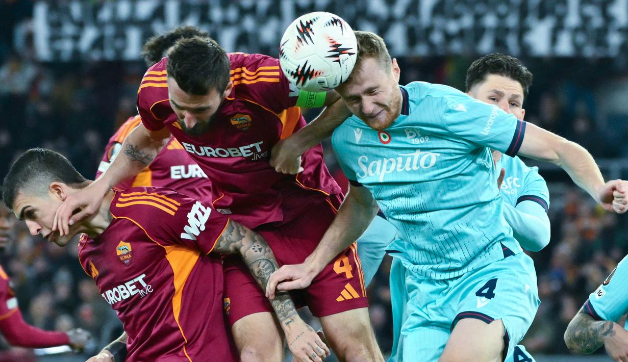 Duel sengit antara dua klub Serie A ini menghadirkan drama tujuh gol. Giallorossi dikalahkan Bologna 3-4 di leg kedua yang menjadikan agregat 4-5 untuk kemenangan I Rossoblu. (AFP/Alberto Pizzoli)