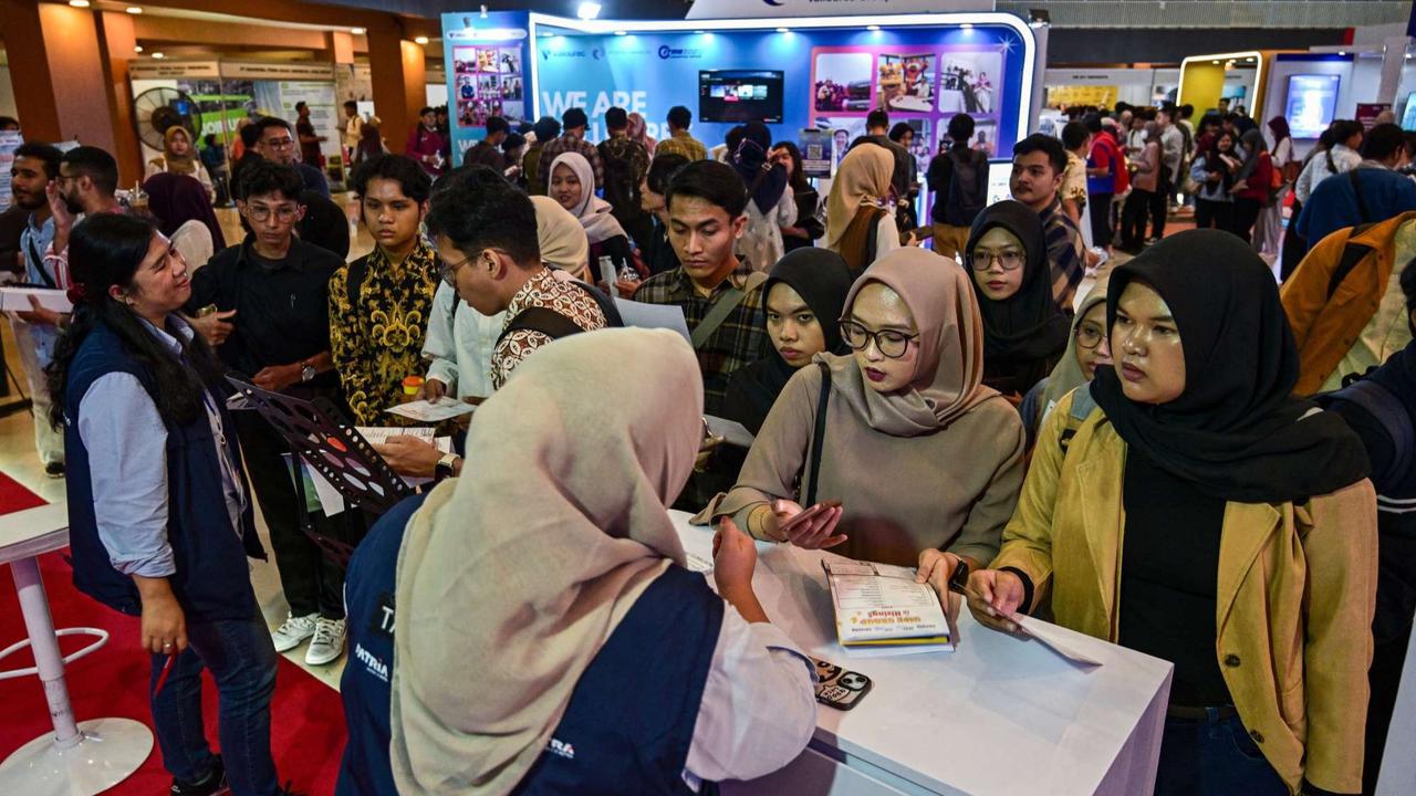 Ribuan Pencari Kerja Serbu Job Fair di Surabaya