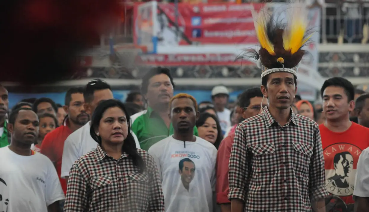 Istri Mantan Wali Kota Solo itu, Iriana Widodo tampak setia mendampingi Jokowi selama berkampanye di Papua, Kamis (5/6/14). (Liputan6.com/Herman Zakharia)