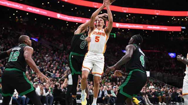 Dyson Daniels dari Hawks mengobrak-abrik pertahanan Celtics pada laga NBA Cup 2024
