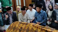 Wakil Presiden (Wapres) ke 10 dan 12 Jusuf Kalla atau JK melayat ke rumah duka almarhum KH Ali Yafie di Jalan Menteng V FC 5/12 Perumahan Menteng Residence, Bintaro Sektor 7, Tangerang Selatan. (Liputan6.com/Nanda Perdana Putra)