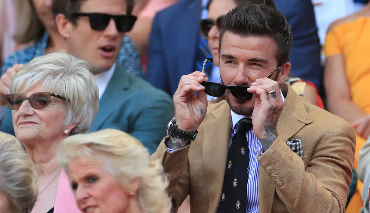 Mantan pesepak bola Inggris, David Beckham menyaksikan babak semifinal Grand Slam Wimbledon di All England Lawn Tennis Club, Kamis (11/7/2019). David Beckham menjadi saksi petenis Rumania Simona Halep lolos ke final usai menang atas Elina Svitolina dari Ukraina 6-1, 6-3. (Mike Egerton/POOL/AFP)