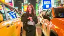 Di tengah padatnya New York, Natasha Wilona tampil bakwarga lokal sambil jinjing handbag hitam putih [@natashawilona12]