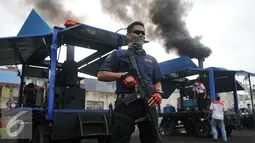 Petugas berjaga saat pemusnahan shabu sebanyak 120 kilogram, Jakarta, Jumat, (26/2). Budi Waseso mengungkapkan, barang bukti tersebut berasal dari jaringan internasional yang langsung dikendalikan dari Pakistan. (Liputan6.com/Gempur M Surya)