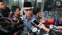 Awak media memberikan pertanyaan kepada Mantan Ketua Komisi II DPR Agun Gunandjar Sudarsa seusai menjalani pemeriksaan di gedung KPK, Jakarta, Senin (4/6). Agun diperiksa sebagai saksi  terkait dugaan aliran dana korupsi E-KTP. (Merdeka.com/Dwi Narwoko)