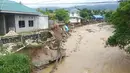 Pandangan umum menunjukkan dampak banjir bandang yang menerjang Distrik Sentani, Kabupaten Jayapura, Papua, Minggu (17/3). Selain korban jiwa, banjir bandang Sentani juga memaksa 4.000-an orang mengungsi. (Edward Hehareuw/via REUTERS)