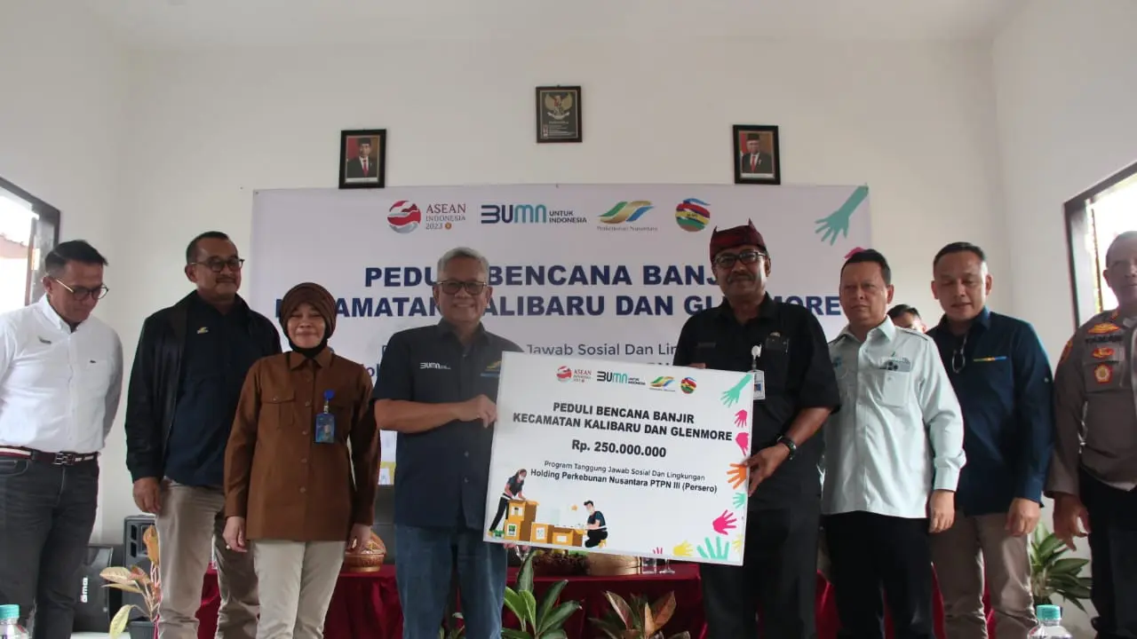 Penyerahan bantuan uang Rp 250 juta terhadap desa terdampak banjir di Kecamatan Kalibaru dan Glenmore Banyuwangi dari Holding Perkebunan Nusantara PTPN III. (Istimewa)