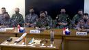 Panglima TNI Hadi Tjahjanto (tengah) menyampaikan keterangan dan menunjukkan puing-puing yang ditemukan dalam operasi pencarian kapal selam KRI Nanggala 402 di Pangkalan Udara Militer Ngurah Rai, Bali, Sabtu (24/4/2021). KRI Nanggala 402 dinyatakan tenggelam atau subsunk. (AP Photo/Firdia Lisnawati)
