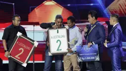 Erwin Lestaluhu orangtua dari Alfin Lestaluhu menerima penghargaan pada Indonesian Soccer Awards 2019 di Emtek City, Jumat (10/1/2020). Timnas Indonesia U-16 memensiunkan nomor punggung dua yang sebelumnya dipakai oleh Alfin Lestaluhu. (Bola.com/M Iqbal Ichsan)