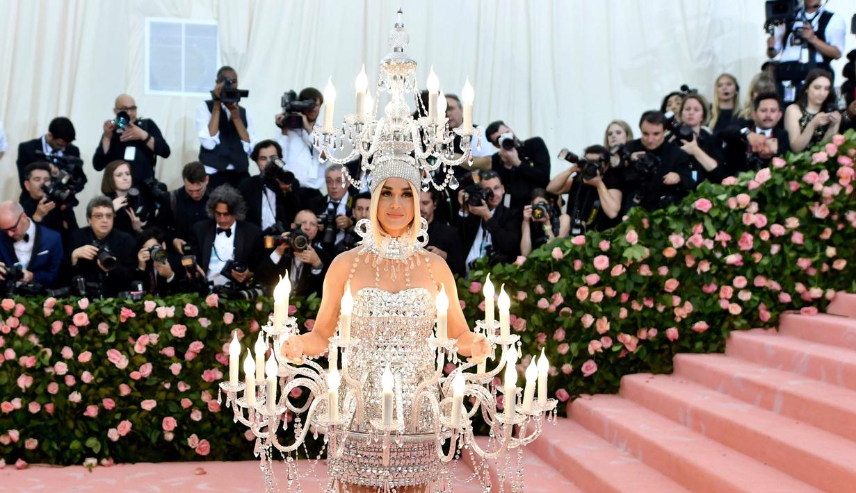 Katy Perry tampil dengan dandanan bak chandelier saat menghadiri Met Gala 2019 bertema Camp: Notes on Fashion di The Metropolitan Museum of Art, New York, Amerika Serikat, Senin (6/5/2019). (Photo by Charles Sykes/Invision/AP)