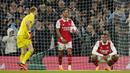 <p>Pemain Arsenal, Ben White, memungut bola setelah gawangnya dibobol Manchester City pada laga Liga Inggris di Stadion Etihad, Kamis (27/4/2023). The Gunners harus menelan pil pahit kala bertandang ke markas City. (AP Photo/Dave Thompson)</p>