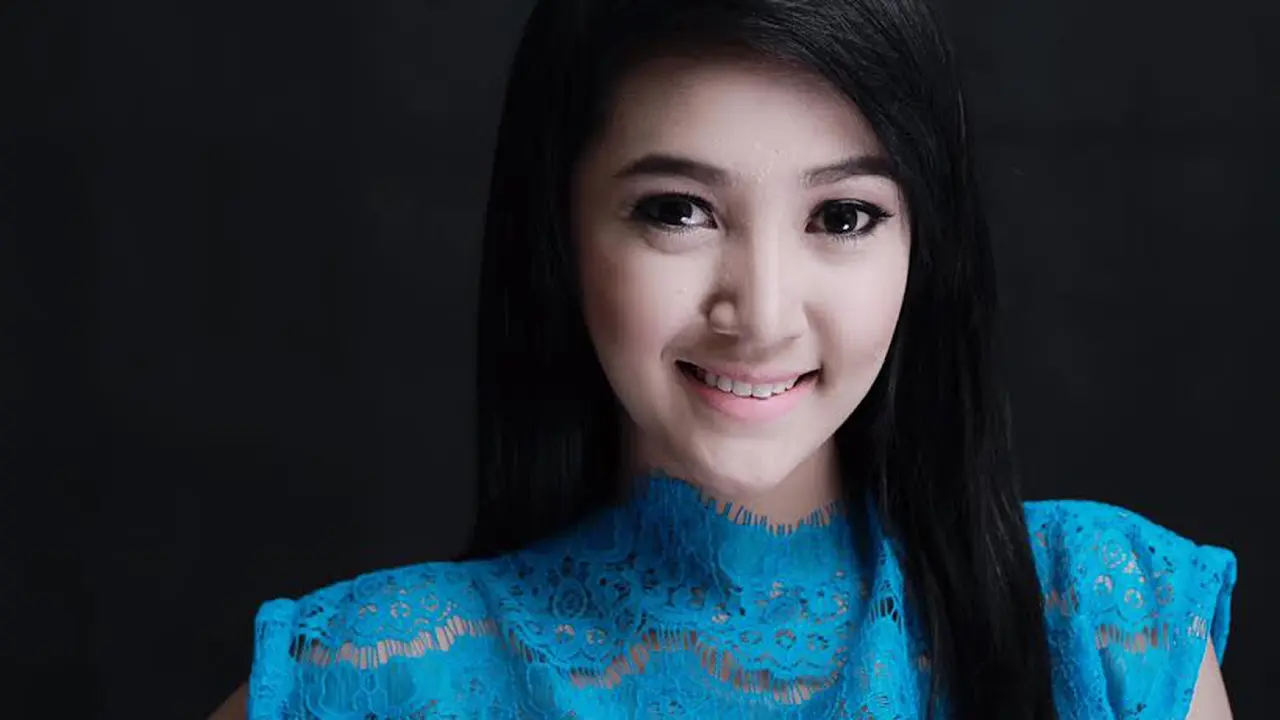 Syuting Bareng Pacar, Ega Olivia Terjebak Cinta Segitiga
