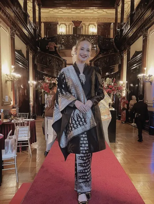 <p>Dengan songket hitam serta aksesori pemanis yang sempurna, penampilan Enzy begitu megah dalam balutan wastra nusantara. [Foto: Instagram/ Enzy Storia]</p>