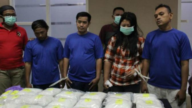 Empat WNI terlibat dalam peredaran sabu 25 kg asal Malaysia yang akan dikirim ke Sampang, Madura. (Foto: Liputan6.com/Dian Kurniawan)