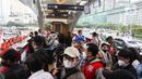 Personil TNI berjaga di Halte TransJakarta Bundaran HI, Jakarta, Rabu (1/3/2023). Setiap hari petugas TNI akan dikerahkan secara bergantian di armada-armada TransJakarta yang biasa ramai penumpang. (Liputan6.com/Herman Zakharia)