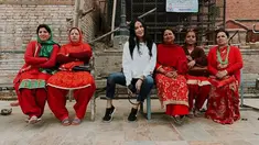 Umur boleh 48, tapi gayanya enggak kelihatan kayak ibu-ibu yang nyaris kepala lima. Sophia mengaku mendapatkan kedamaian dan kenyamana spiritual saat berada di Nepal. (Liputan6.com/IG/@sophia_latjuba88)