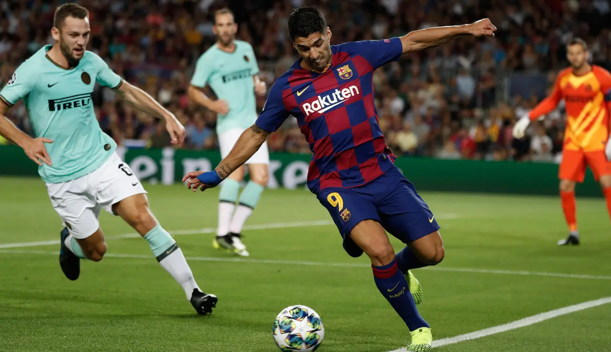 Pemain Barcelona Luis Suarez (kanan) menggiring bola melewati pemain Inter Milan Stefan de Vrij pada lanjutan Liga Champions di Stadion Camp Nou, Barcelona, Spanyol, Rabu (2/10/2019). Barcelona menang 2-1 lewat gol Luis Suarez. (AP Photo/Joan Monfort)
