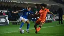 Bek Belanda, Nathan Ake, berebut bola dengan gelandang Italia, Nicolo Barella, pada laga lanjutan UEFA Nations League di Atleti Azzurri d'Italia Stadium, Kamis (15/10/2020) dini hari WIB. Italia imbang 1-1 atas Belanda. (AFP/Marco Bertorello)