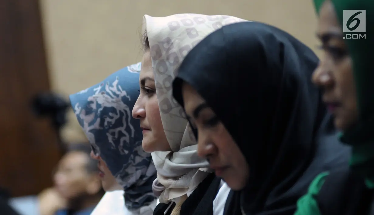 Istri terdakwa korupsi proyek e-KTP Setya Novanto, Deisti Astriani Tagor saat mengikuti sidang pembacaan nota pembelaan di Pengadilan Tipikor, Jakarta, Jumat (13/4). Sebelumnya, Setya Novanto dituntut 16 tahun penjara. (Liputan6.com/Helmi Fithriansyah)