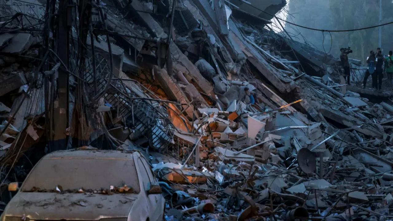 Israel telah melancarkan serangan balasan ke Gaza Selatan setelah merespon lima ribu roket yang diluncurkan Hamas ke arah negara Zionis tersebut.