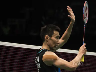 Tunggal putra Malaysia, Lee Chong Wei, menyapa penonton usai kalah dari tunggal India, Prannoy H S, pada laga BCA Indonesia Open di JCC, Jakarta, Kamis (15/6/2017). Chong Wei kalah 10-21 dan 18-21. (Bola.com/Vitalis Yogi Trisna)