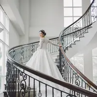Gaun ini panjang dan memiliki rok yang mengembang bak gaun Disney Princess yang dreamy. [Foto: Instagram/byantonius]