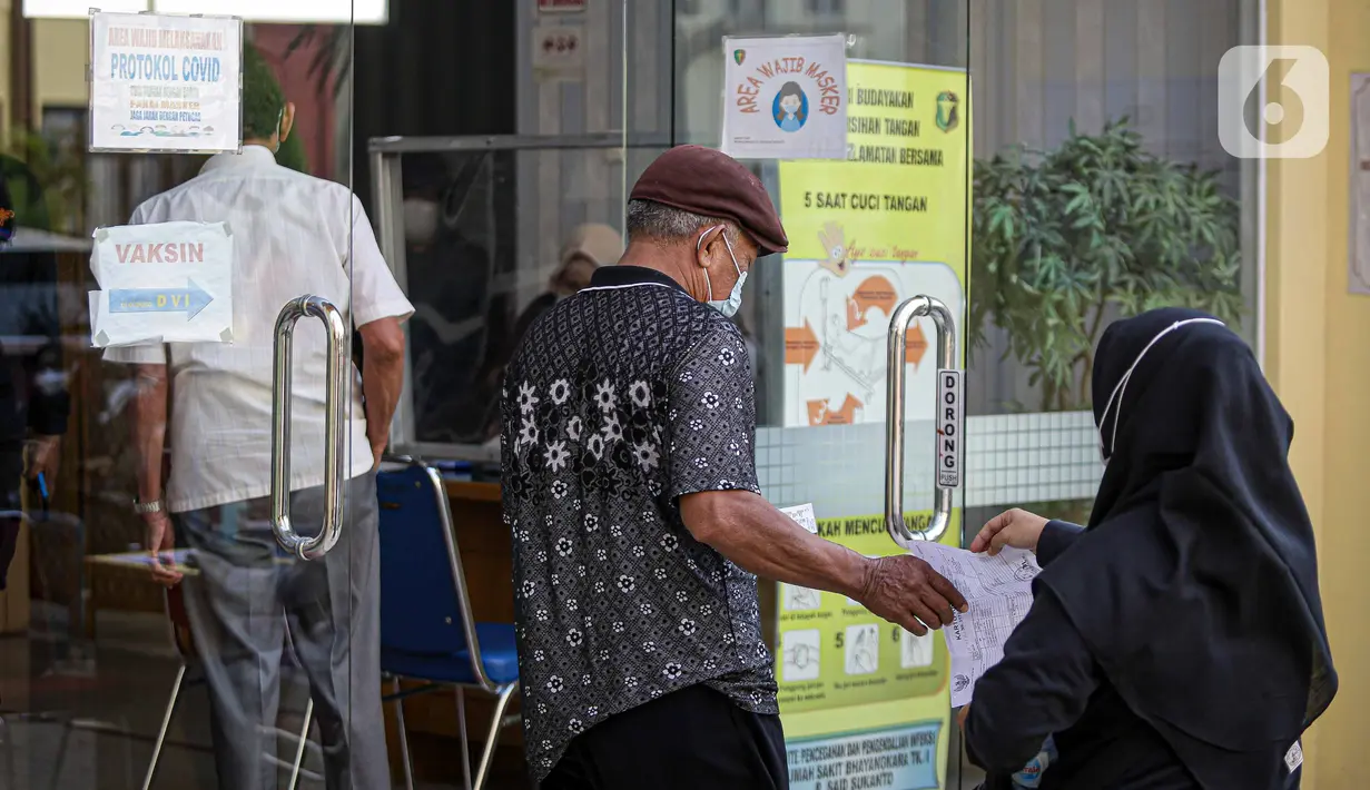 Sejumlah keluarga korban kebakaran Lapas Kelas I Tangerang mendatangi RS Polri Kramat Jati di Jakarta, Rabu (8/9/2021). Keluarga korban kebakaran Lapas Kelas I Tangerang mendatangi Posko Ante Mortem untuk melaporkan kehilangan anggota keluarga mereka. (Liputan6.com/Faizal Fanani)