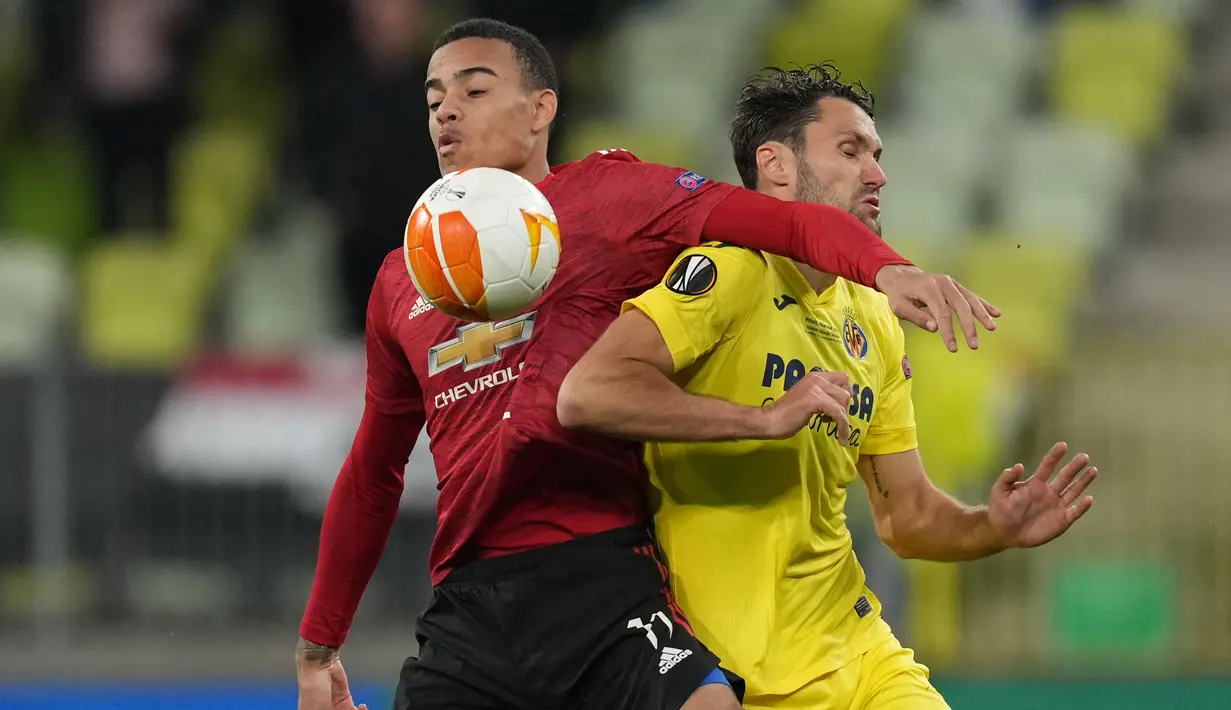 Striker Manchester United, Mason Greenwood (kiri) berebut bola dengan bek Villarreal, Alfonso Pedraza pada laga final Liga Europa 2020/2021 di Gdansk Stadium, Gdansk, Polandia (26/5/2021). Mason Greenwood total mencetak 6 gol dan 2 assist dari 18 penampilan bersama MU dalam dua edisi Liga Europa yang diikutinya pada musim 2019/2020 dan 2020/2021. (AFP/Pool/Michael Sohn)