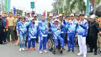 Masyarakat Kalimantan Barat menyambut meriah kedatangan pawai obor Asian Para Games 2018 di Pontianak. (dok. INAPGOC)