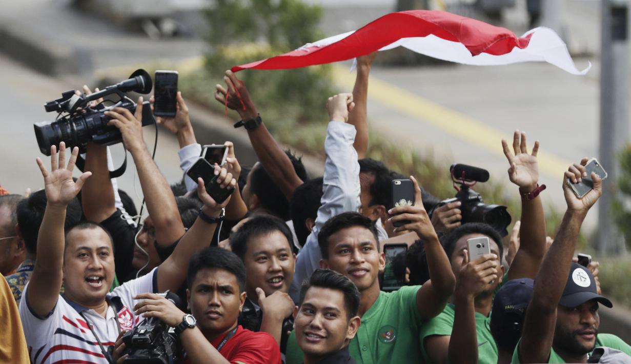 Pemain Timnas Indonesia U-22, Osvaldo Haay menaiki bus tingkat saat konvoi menuju Istana Negara Jakarta, Kamis (28/2). Pawai tersebut untuk merayakan keberhasilan skuat Garuda Muda menjuarai Piala AFF U-22 di Kamboja. (Bola.com/M Iqbal Ichsan)