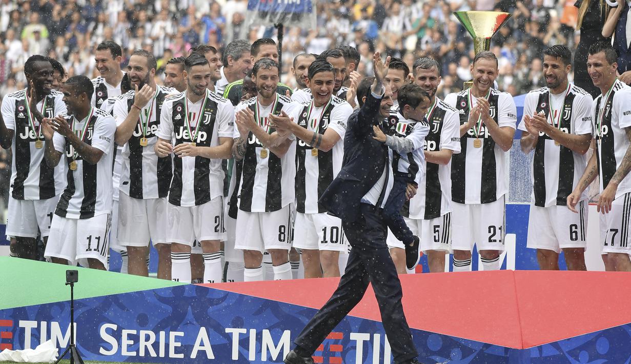 Selama berkarier di Juventus, Allegri berhasil membawa skuat I Bianconeri meraih 11 trofi juara, termasuk lima gelar Serie A dari 2014 hingga 2019. (AFP/Marco Bertorello)