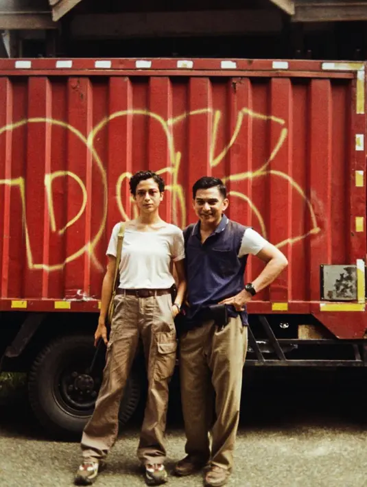 Di setiap penampilan boyish-nya, Putri Marino kenakan atasan oblong dengan celana panjang  [@putrimarino]