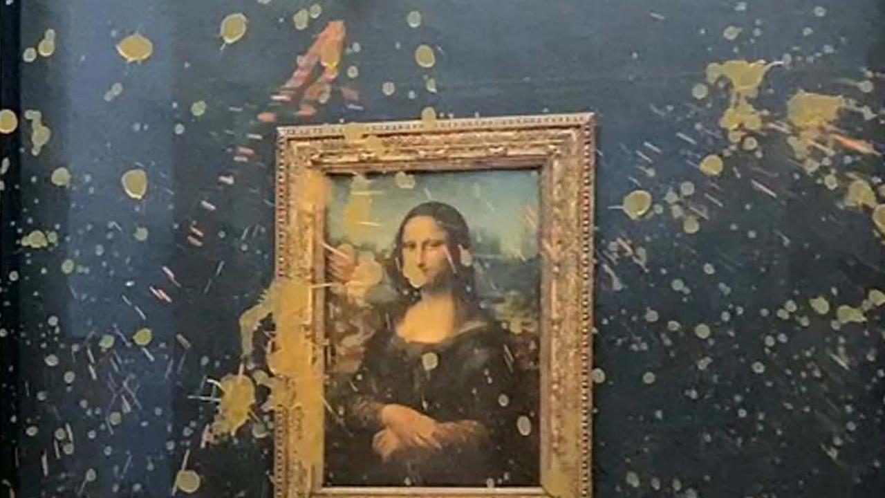 Lukisan fenomenal 'Mona Lisa' kembali menjadi sasaran aksi protes. Lukisan karya Leonardo da Vinci yang tersimpan di Museum Louvre, Paris, Prancis itu dilempari sup oleh dua aktivis perubahan iklim, pada Minggu (28/1/2024). Foto:&nbsp;David Cantiniaux/AFP