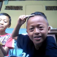 Hiburan di hari Senin! Siapa yang mau coba pakai pomade susu kental manis ini? Kelakuan "kids jaman now"... (Foto: Facebook)