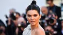 Kendall Jenner saat itu terlihat cantik dengan rambut yang dikuncir.  (twitter/kendalljenner)