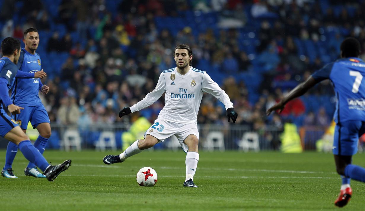Pemain Real Madrid, Mateo Kovacic (tengah) mencoba melewati adangan para pemain Fuenlabrada pada laga Copa del Rey babak 32 besar di Santiago Bernabeu stadium, Madrid, (28/11/2017). Real Madrid bermain imbang 2-2. (AP/Francisco Seco)