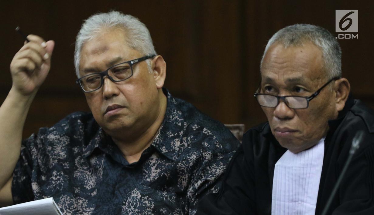 Terdakwa dugaan suap anggota Komisi I DPR 2014-2019 Fayakhun Andriadi terkait penambahan anggaran untuk pengadaan proyek satelit monitoring dan drone Bakamla, Erwin Syaaf Arief (kiri) saat menjalani sidang lanjutan di Pengadilan Tipikor, Jakarta, Senin (5/8/2019). (Liputan6.com/Helmi Fithriansyah)